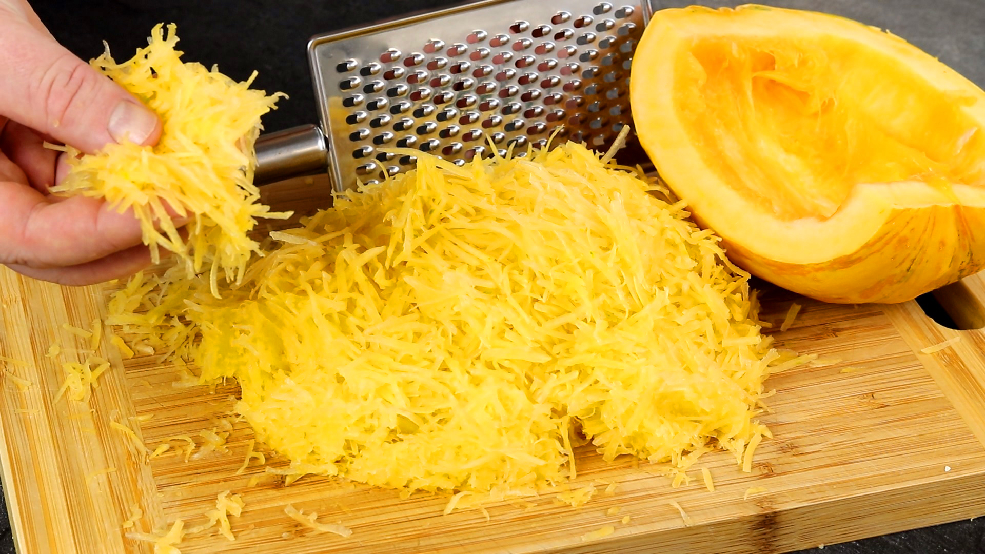 Натертая тыква. Салат с тыквой по корейски. Тыкву натереть. Тыкву натереть. Натереть тыкву на терке.