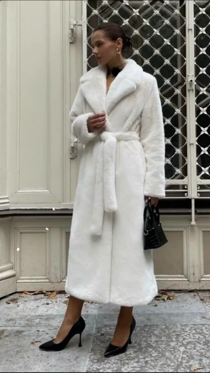 Шубы фенди 2020-2021. Стильные шубы. Шубка из овчины. Шубы на подиуме. Пальто оверсайз street style.