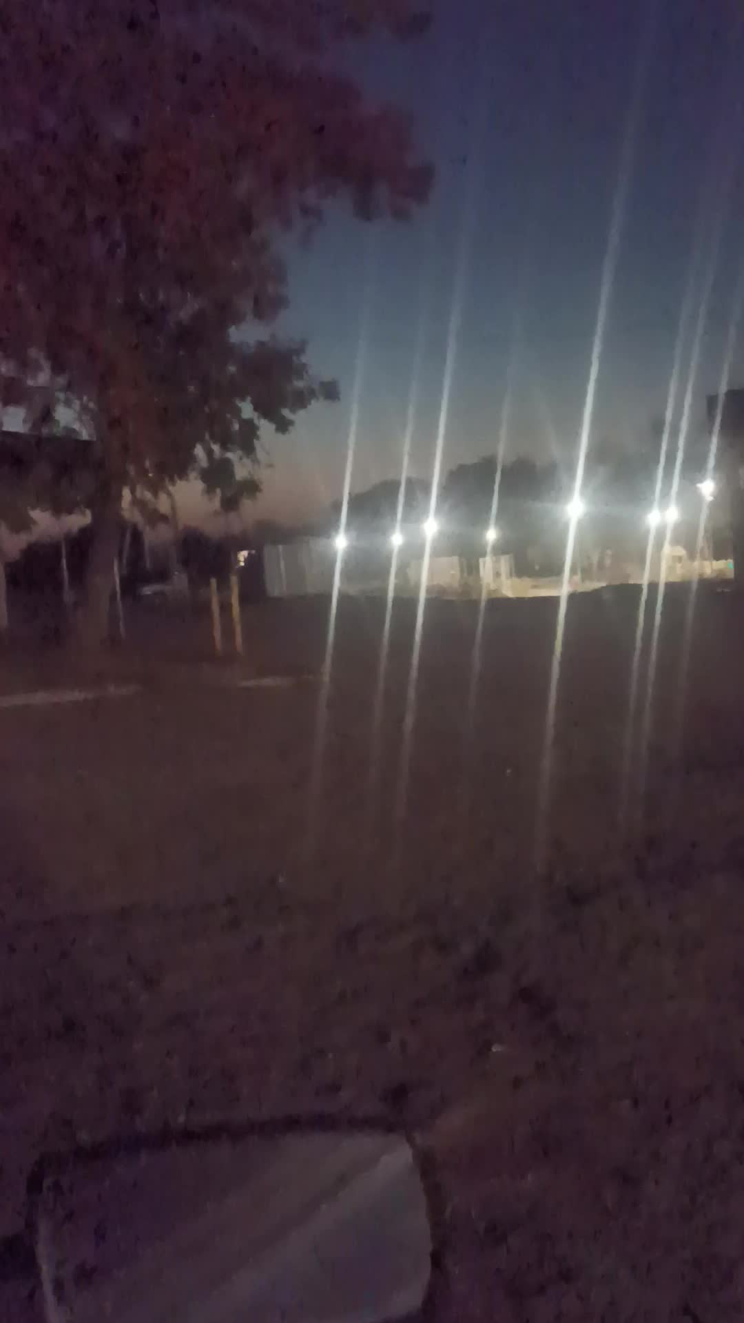 человек идет по ночной улице. прогулки по городу. вечерняя улица. идем гулять. прогулка вдвоем.