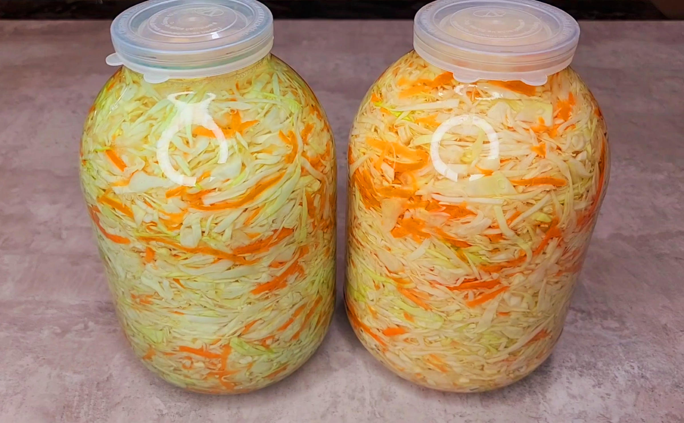 квашеная капуста в 3х л банке. квашеная капуста в банке на 3 литра. капуста квашеная на зиму хрустящая. рецепт квашеной капусты в банке на 3. квасим капусту на зиму в банках с рассолом.