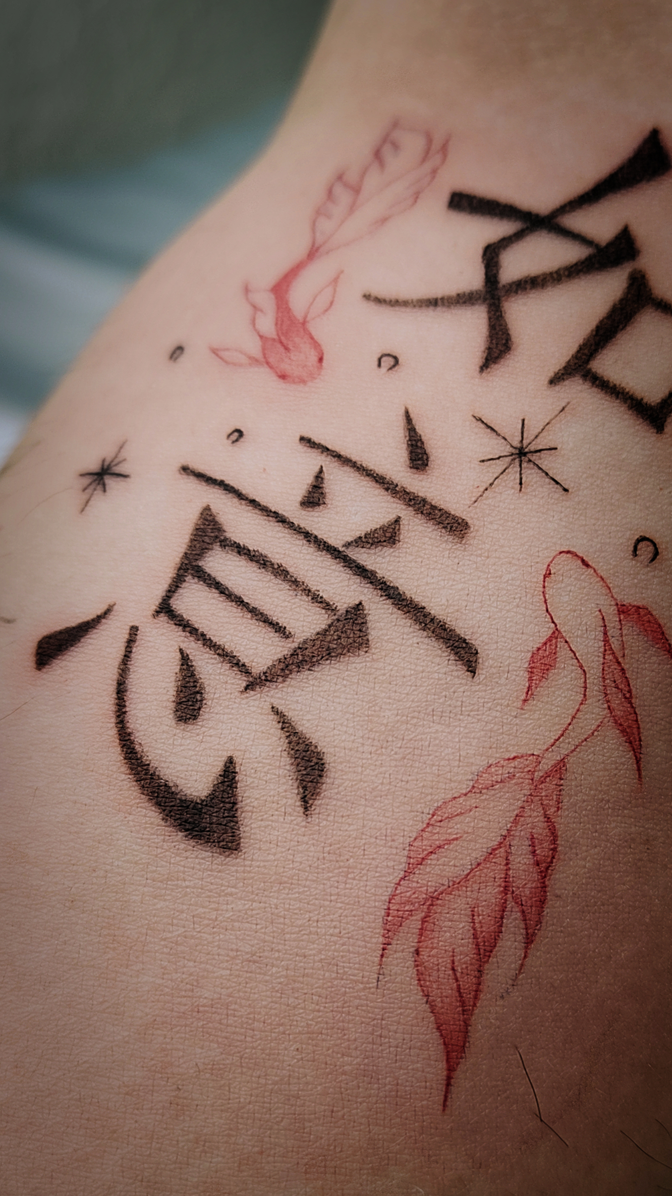 Девушка с чемоданом. Книги про сильных женщин. Гвен стейси человек паук щекотка. Jane is waiting for you. Wait for me картинка для детей.