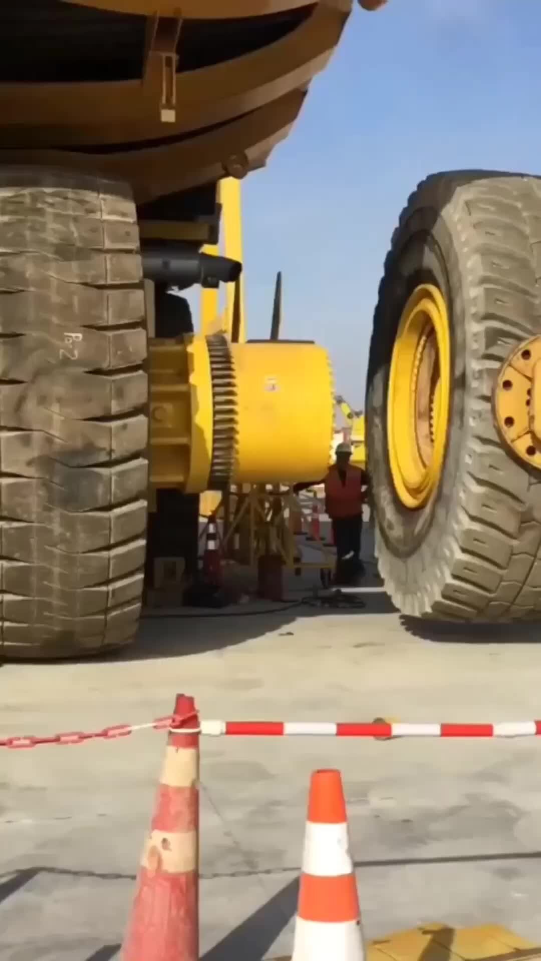 ВАХТА | Замена колеса на карьерном самосвале | Дзен