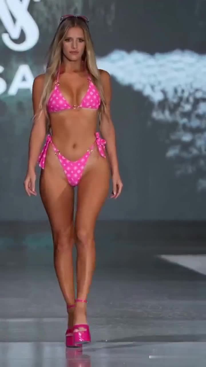 показ мод микро бикини. девушки в купальниках на подиуме. Frankies bikinis 2017 collection miami swim week runway show. Poema swimwear модели. показ мод микро бикини.