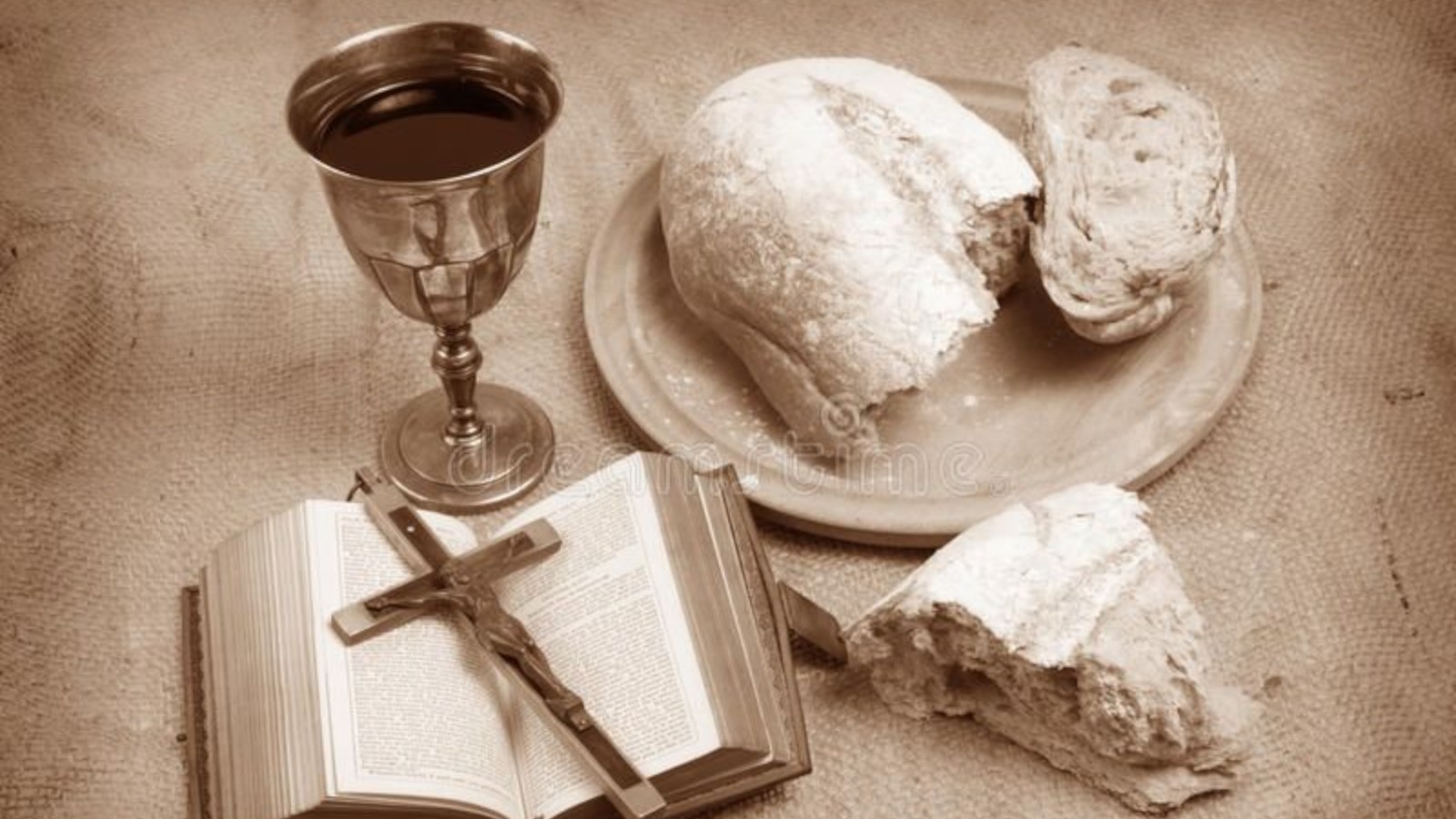 потир и дискос. таинство причащения (евхаристия);. причащение вином и хлебом. причастие хлебопреломление. священник с чашей.