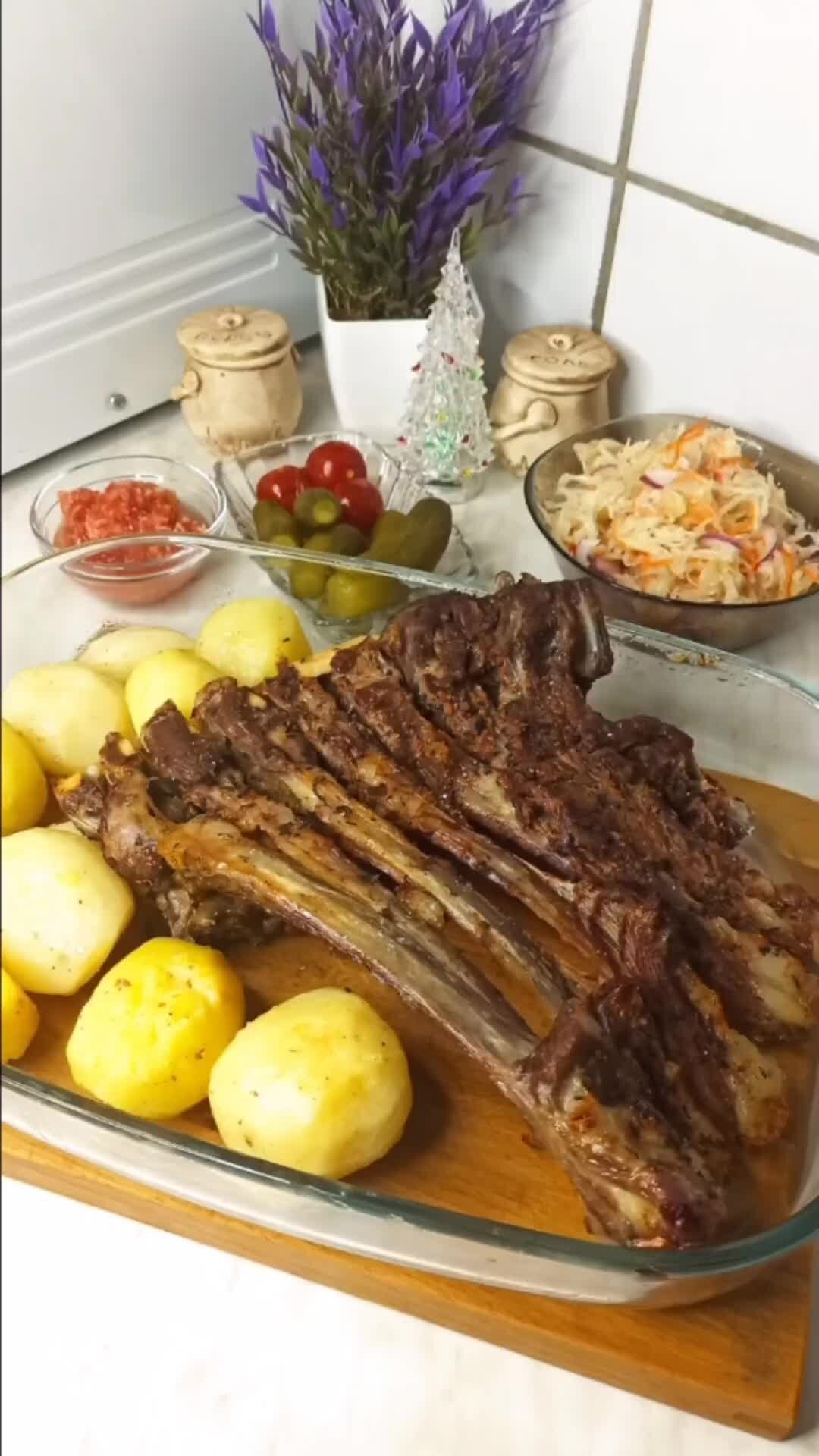 Бараньи ребра с картошкой в духовке
