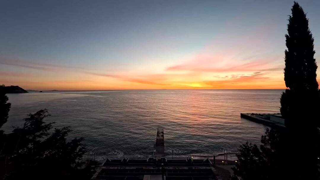 Сюда вперед. Сюда вперед. Надписи на указателях прикольные. Вам суда. Сюда вперед.