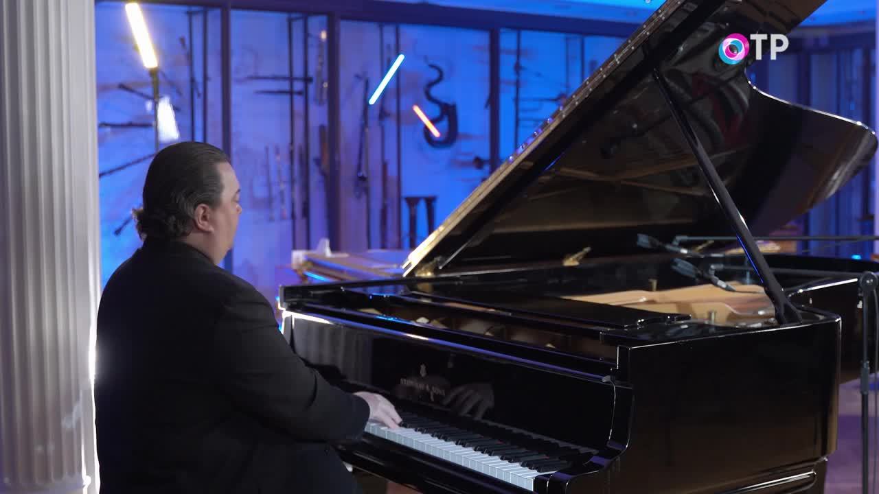 Музыка в общественном месте. Слушают музыку в общественном месте. Человек в наушниках в транспорте. Наушники в общественном транспорте. Питерские уличные музыканты.