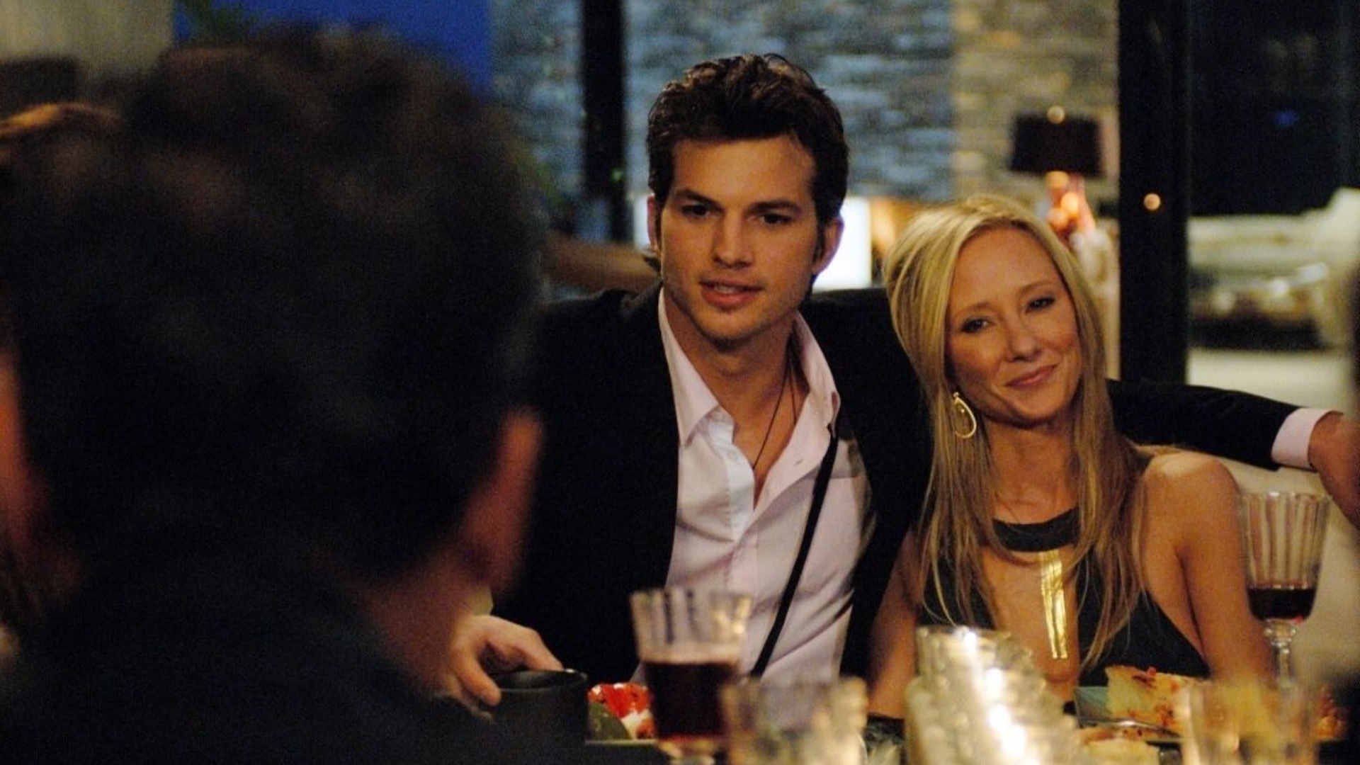 парень в окружении женщин. мужчина бабник. бабник 2009 себастиан стэн. ловелас бабник. итальянский бабник.