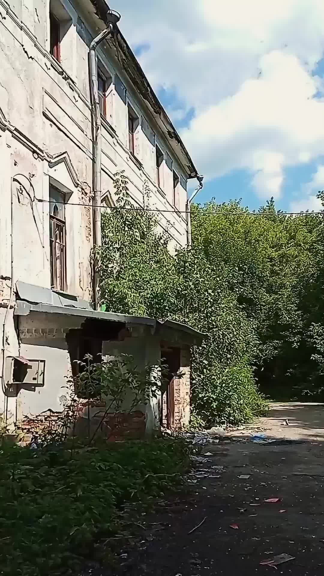 Здесь находится обстановка усадебного дома