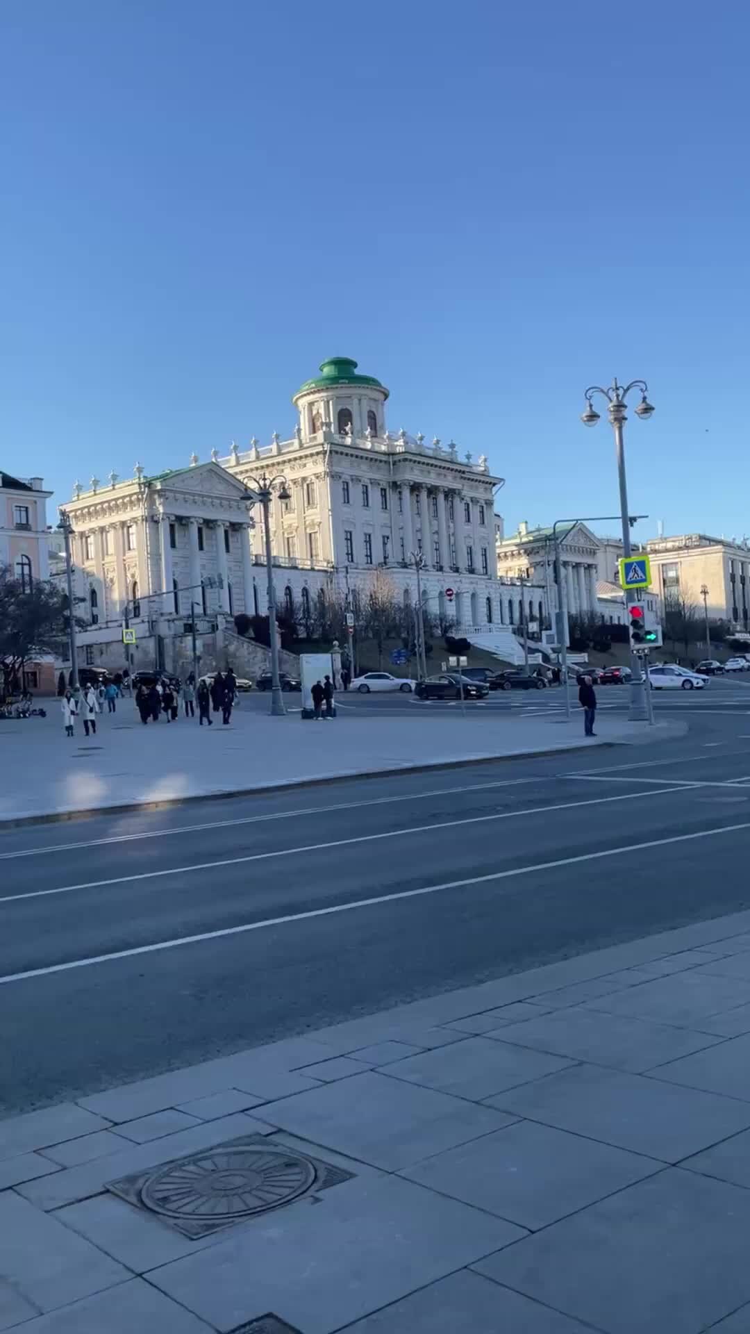 Глянцевое Солнце | Слева на видео галерея Шилова, правее дом Пашкова, далее  Боровицкая площадь. | Дзен