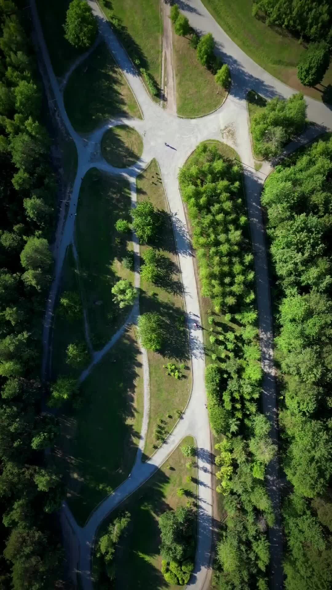 Сейчас покажу | С этого ракурса люди на дорожках парка кажутся такими ...