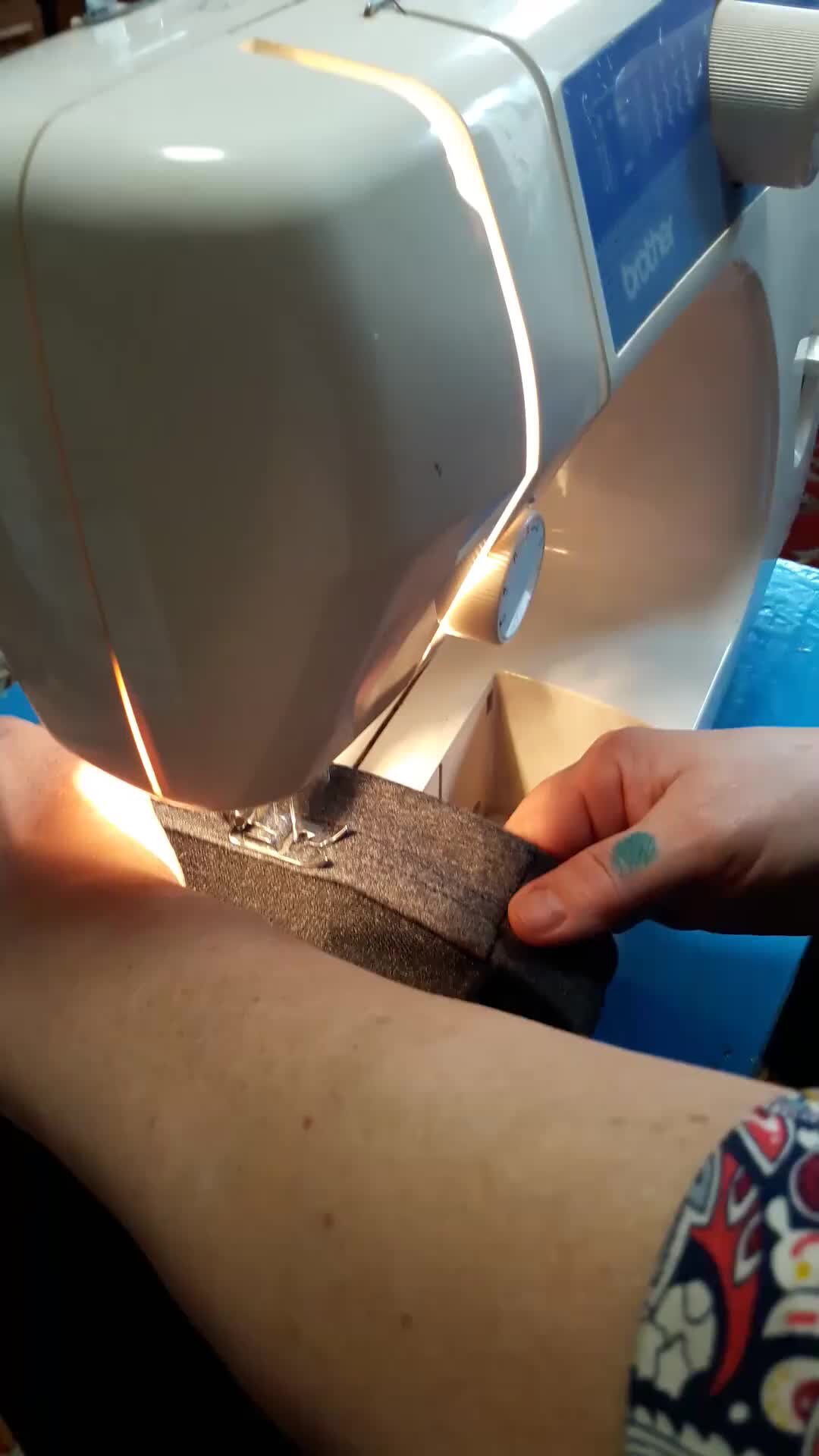 Задача о раскрое. Бобры на бревне. Не распиленное на части бревно. Бобры распилили несколько бревен сделали. Пилят бревно.