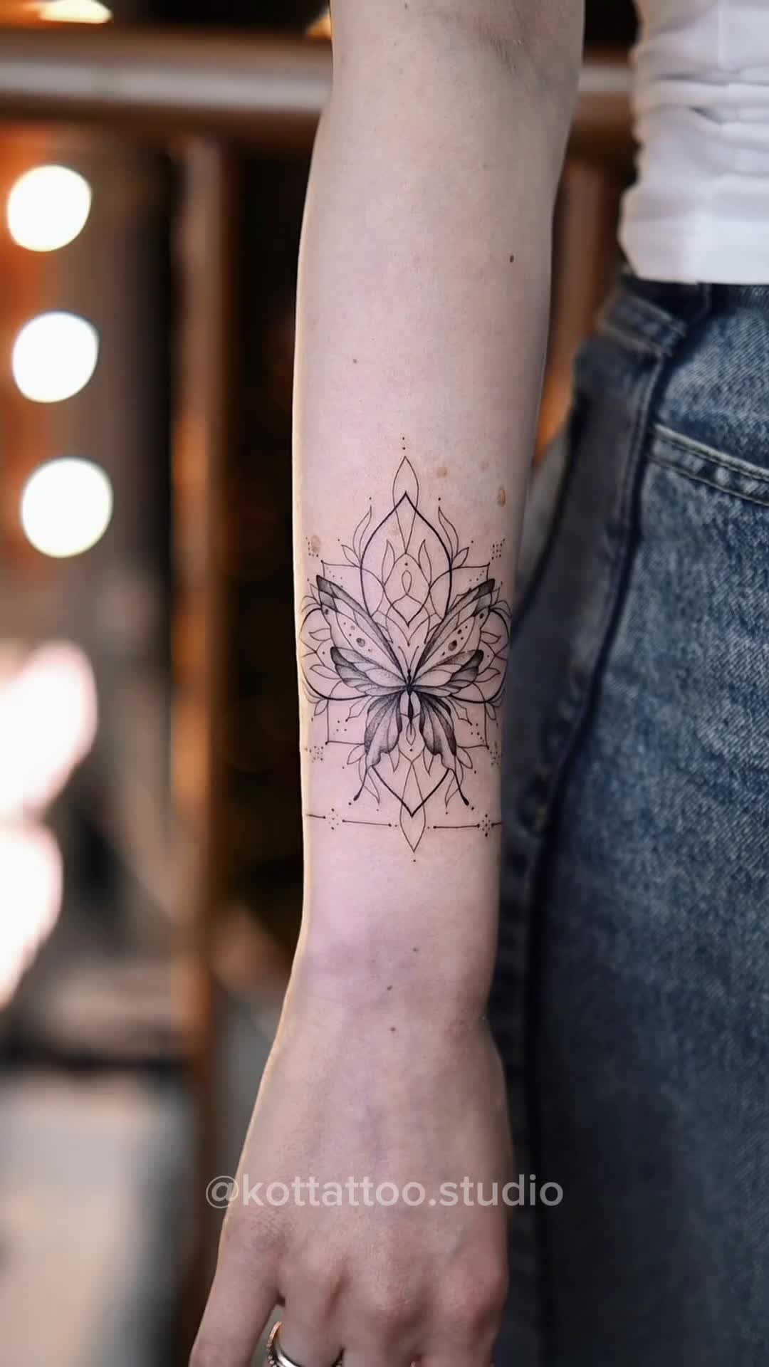 Тату на левую руку девушке. Тату лев женская. Тату львица для девушек на руке. Тату львицы на руке женские. Тату львица для девушек.