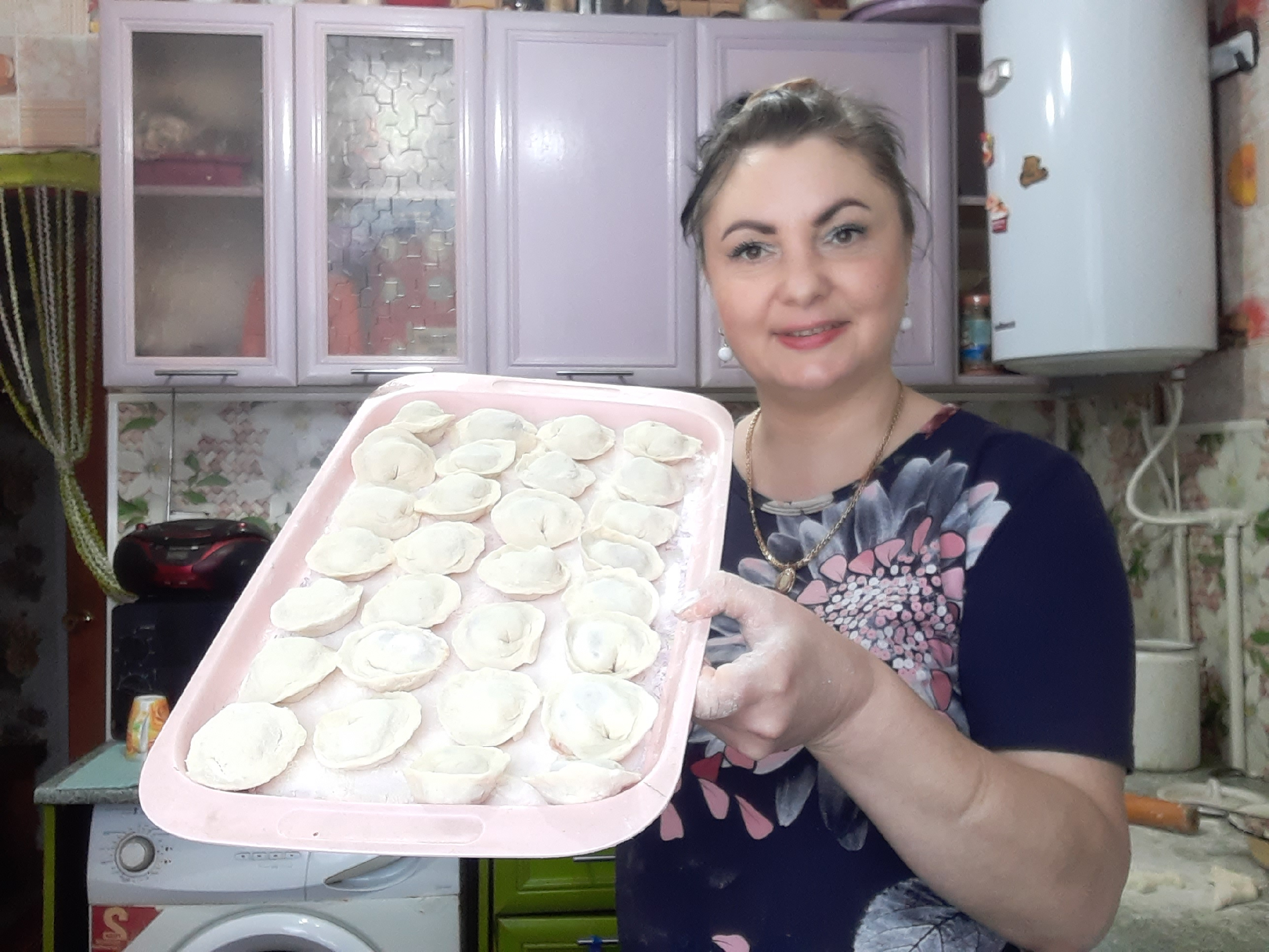 Тесто для пельменей без яиц. Ленивые вареники из творога. Ушки из остатков пельменного теста. Тесто для пельменей. Замешивание теста для пельменей.