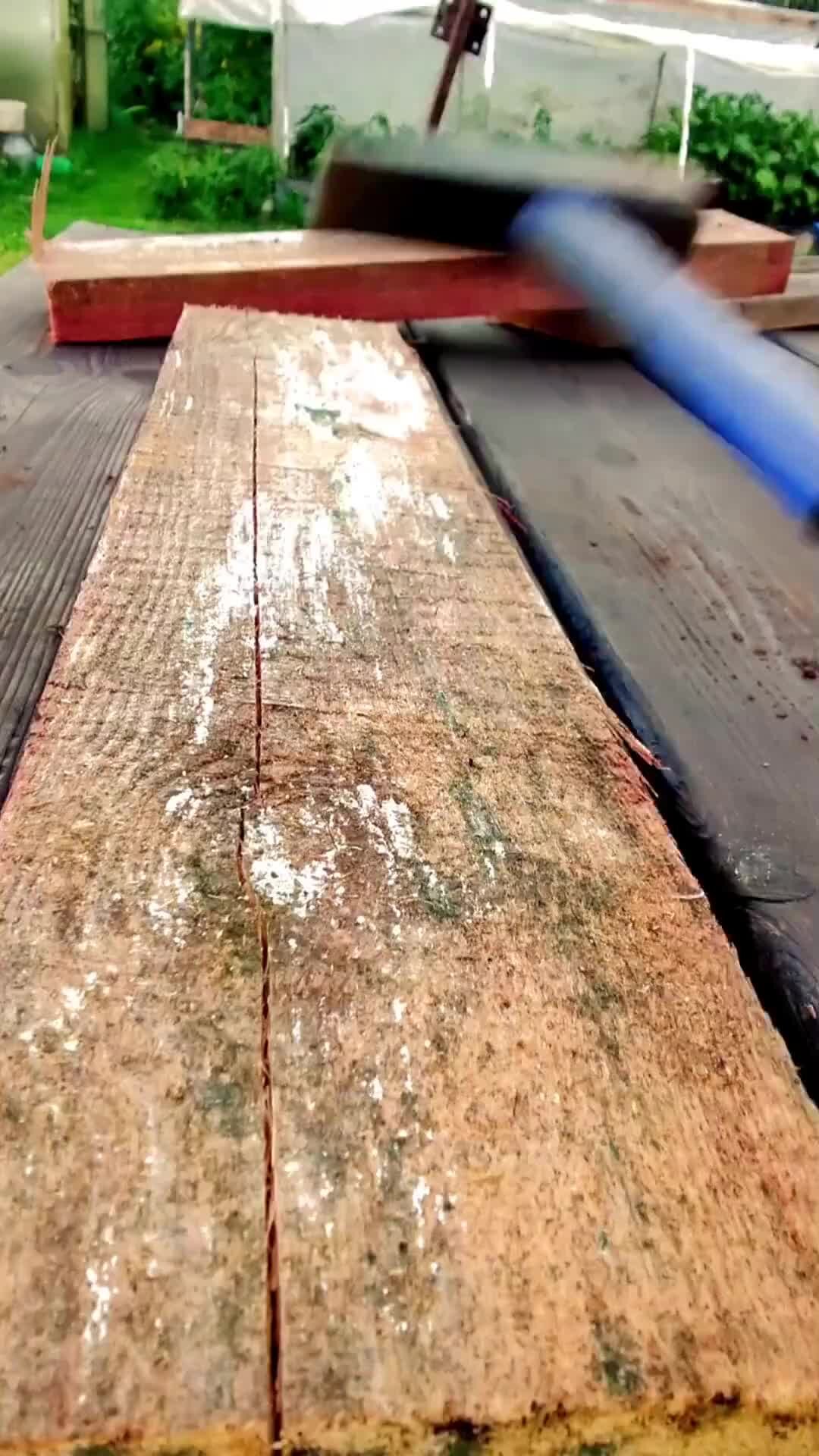 деревня молотки. старинный молоток жестянщика. два молотка. тиски, молоток старинный. молоток.