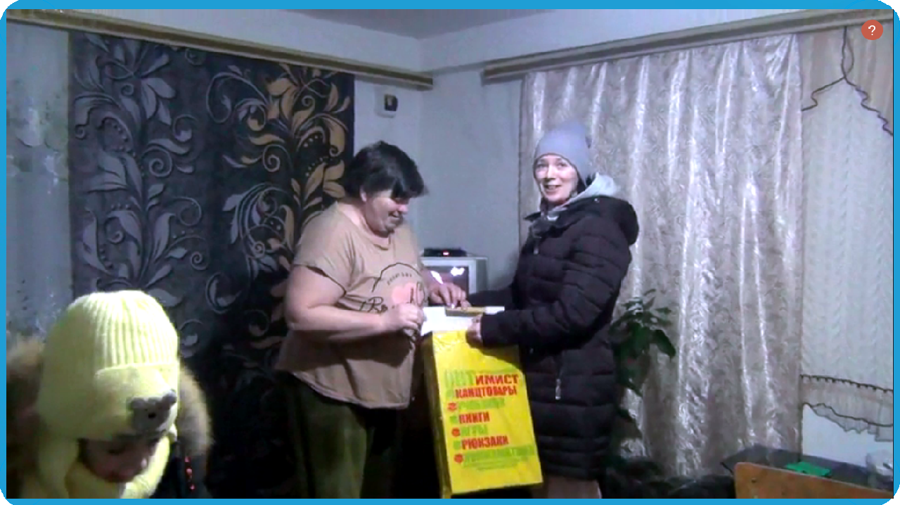 Глухомань деревня в россии. Пожилые люди в деревне. Девушки в деревне. Прогулка по деревне. Деревенские жители.