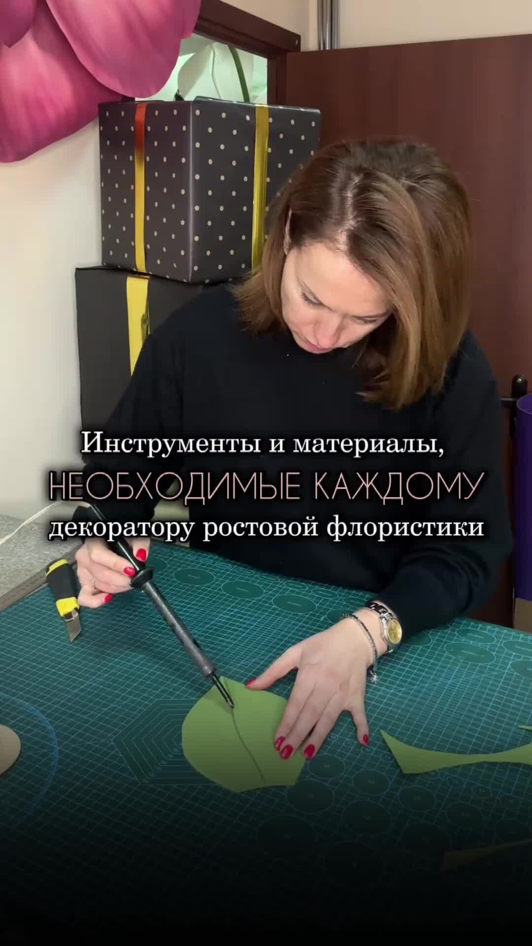 начинающие декораторы. рабочее место художника в квартире. художница в процессе. начинающие декораторы. багетная мастерская.