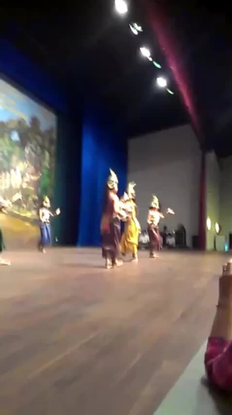 Девушка на танцполе. Танцы девушек. Девушка танцует на дискотеке. Танцы девушек. Необычное пение.