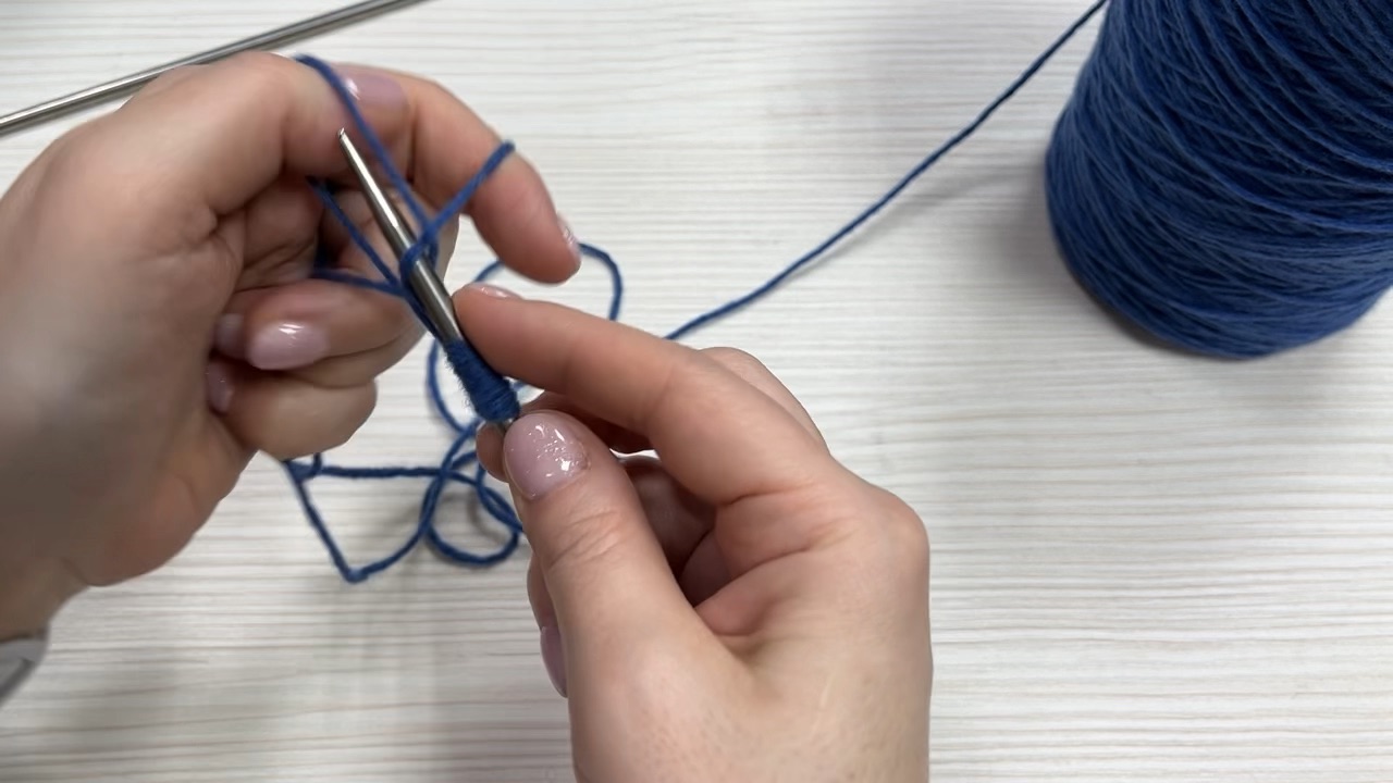 Вязаная одежда для кошек спицами с описанием и схемами. Вязание шарфа спицами для начинающих пошагово. Вязаная одежда для кошек. Вязка на спицах для начинающих уроки пошагово. Как вязать спицами для начинающих пошагово на 2 спицах шарф.