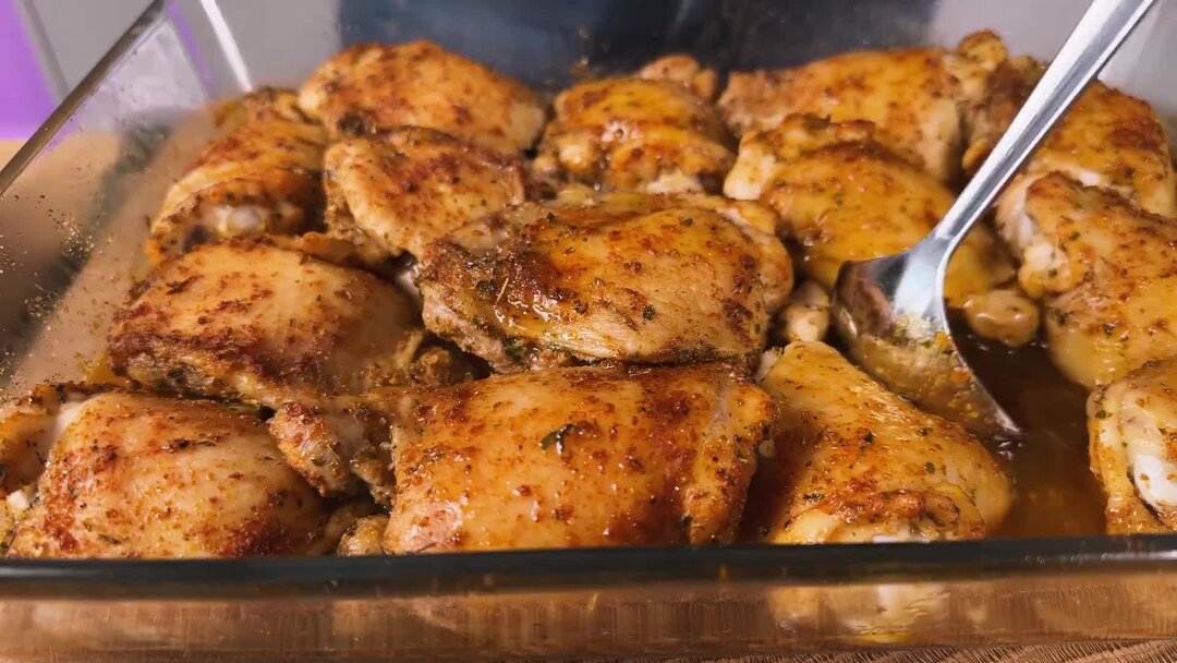 Куриные бедра в духовке при какой температуре. Куриные бедра в духовке при какой температуре. Курица в духовке. Бёдра куриные в духовке в фррмачке. Сколько готовится бедра курица в духовке.