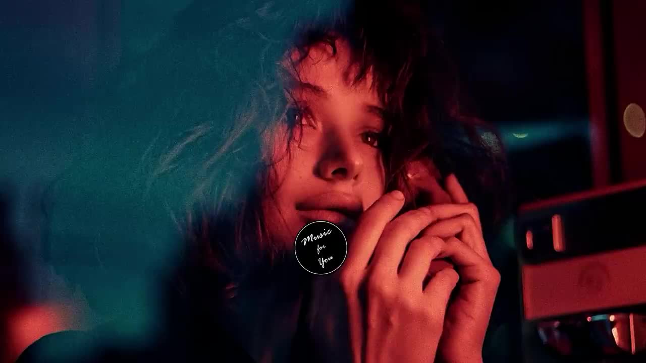 мелодия жизни. песня жизненная поет девушка. жизненный трек. человек в наушниках. певцы братья радченко.