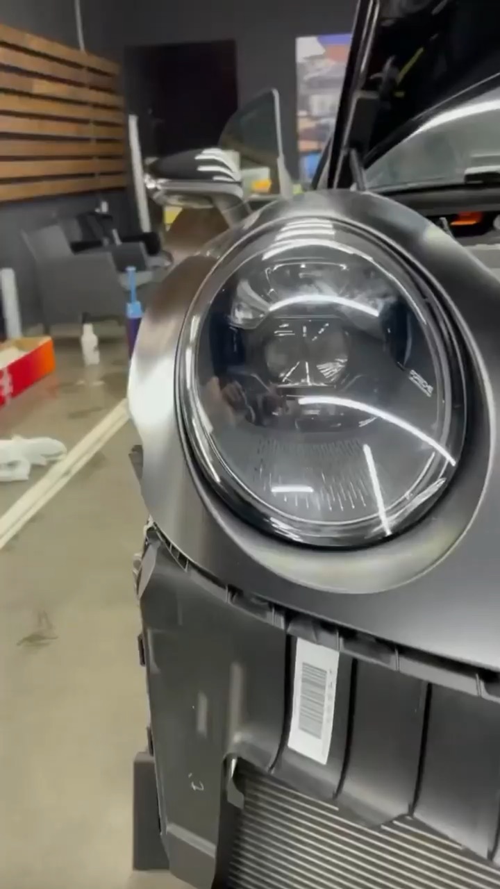 Снимать ли с телевизора защитную пленку. Поляризационная плёнка на дисплей. Пленка для монитора. Защитная пленка для монитора. Скол на защитной пленке телефона.