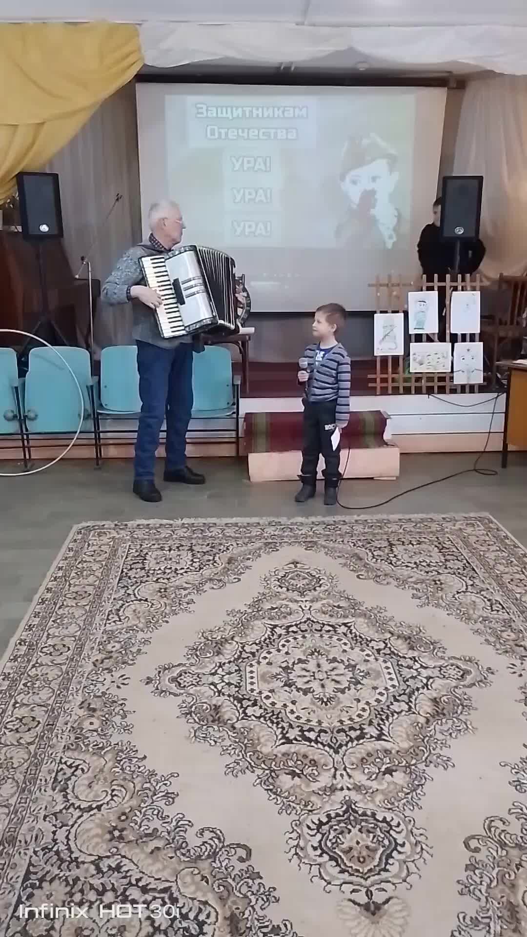 Оптимистка на пенсии. | В нашем сельском клубе праздник к 23 февраля. Игры,  песни. Поет самый младший участник программы. Песня 