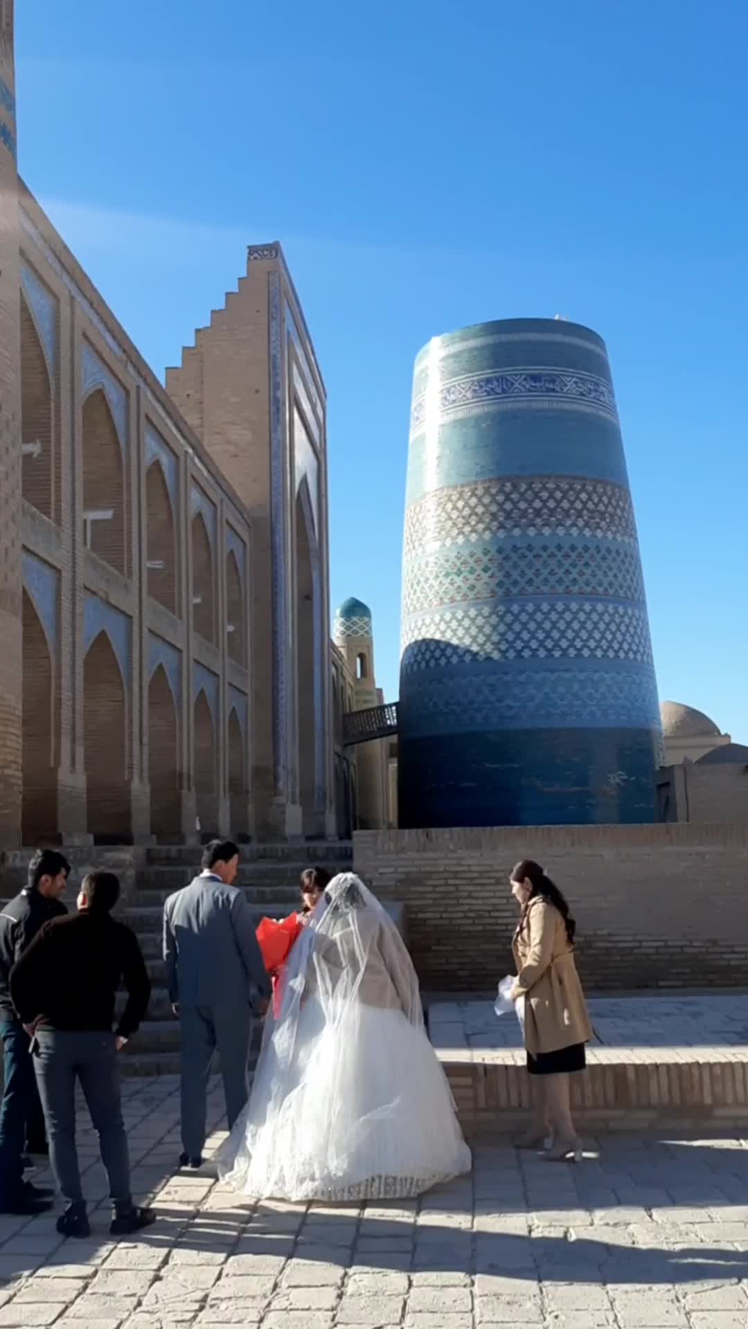 восхождение на гору. канатоходцы нью йорк. путь богов. достигающее в высоту около. скалолазание.