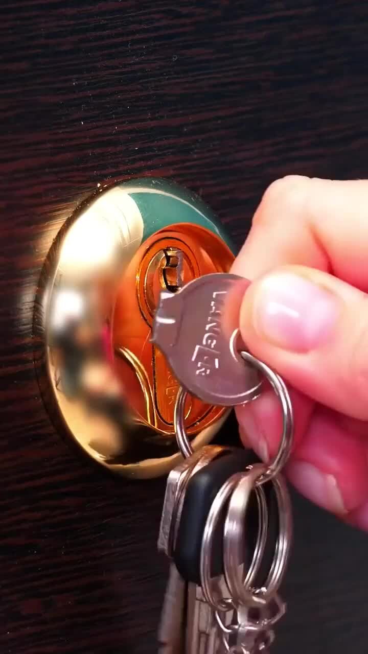 сломанный дверной ключ. как вытащить сломанный ключ из двери. замок входной двери сломан. вытащить сломанный ключ из личинки. высверлить личинку замка.