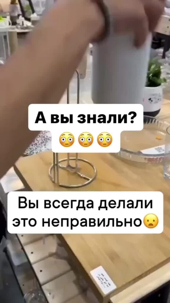 Жить надпись. Анекдот про трех поросят. Как жила тася книга. Жили были три поросенка нах-нах. Жили-были.