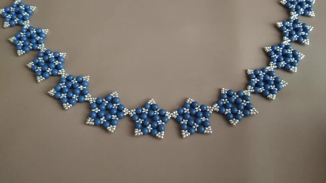 простое колье из бисера. колье из стекляруса. ожерелье из бисера. колье плетеное из бисера. колье из бисера сложные.