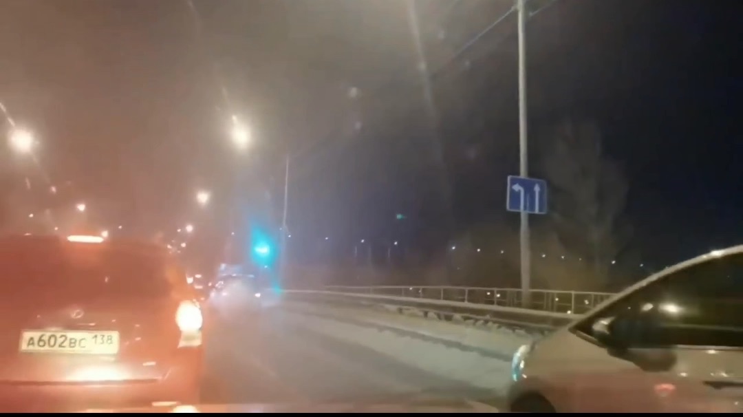 человек переходит границу. ноги на асфальте. пешеходный знак на асфальте. переступать границу. человек переходит границу.