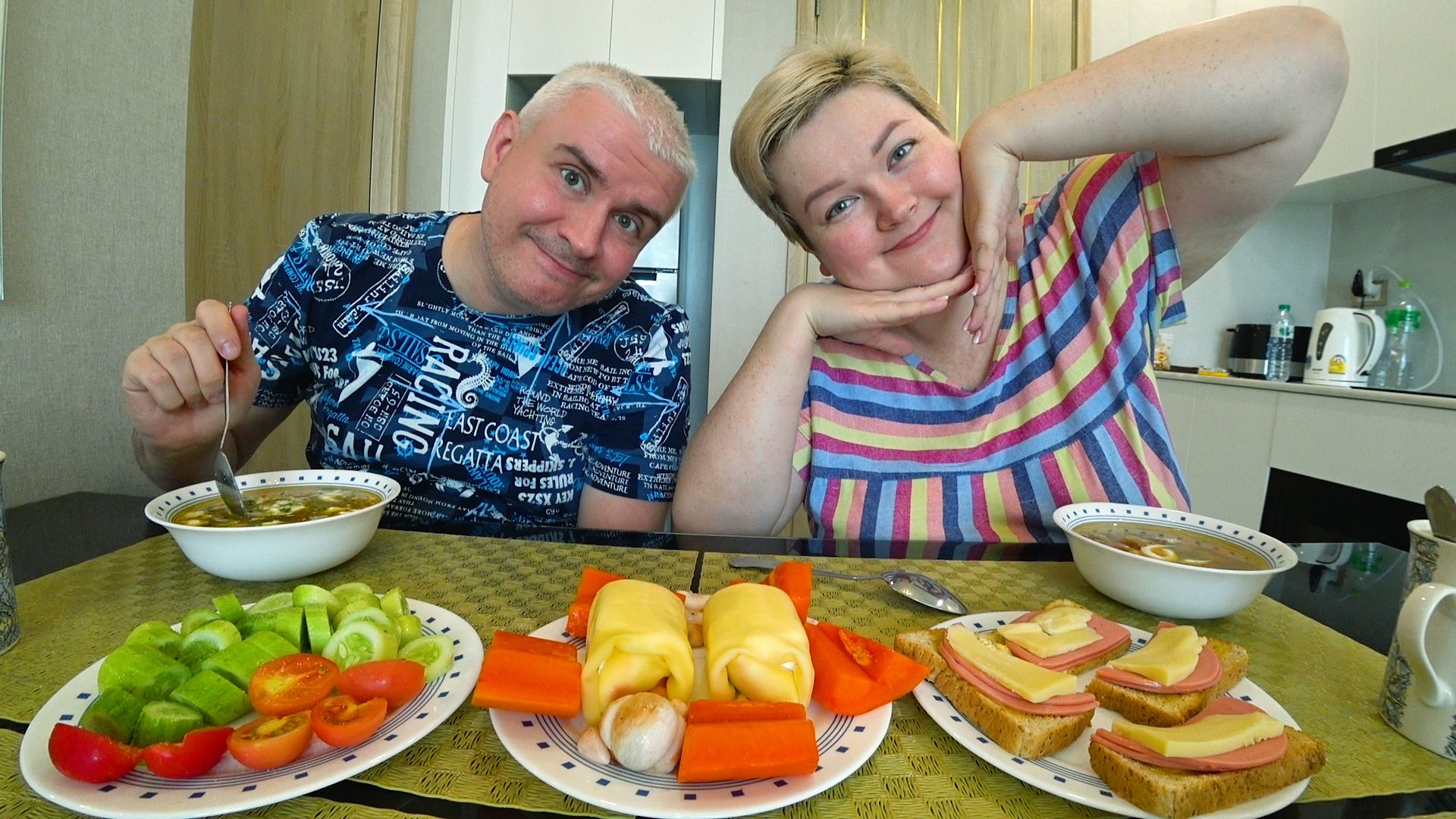 Пикник с семьей на природе. Пикник с семьей на природе. Летний пикник на природе. Завтрак для всей семьи. Счастливая семья на природе.