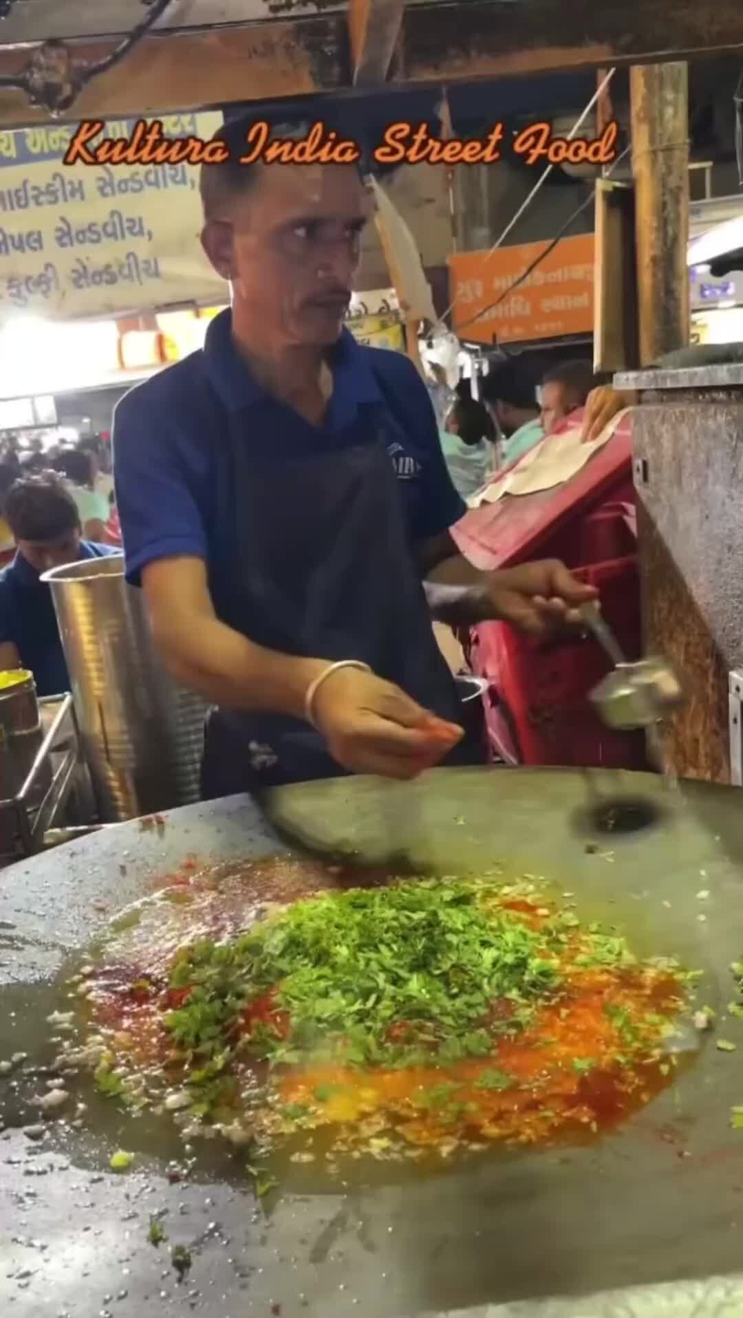 Приготовление пищи. Люди обедают в ресторане. Еда без рук. Руки повара. Кушать руками.