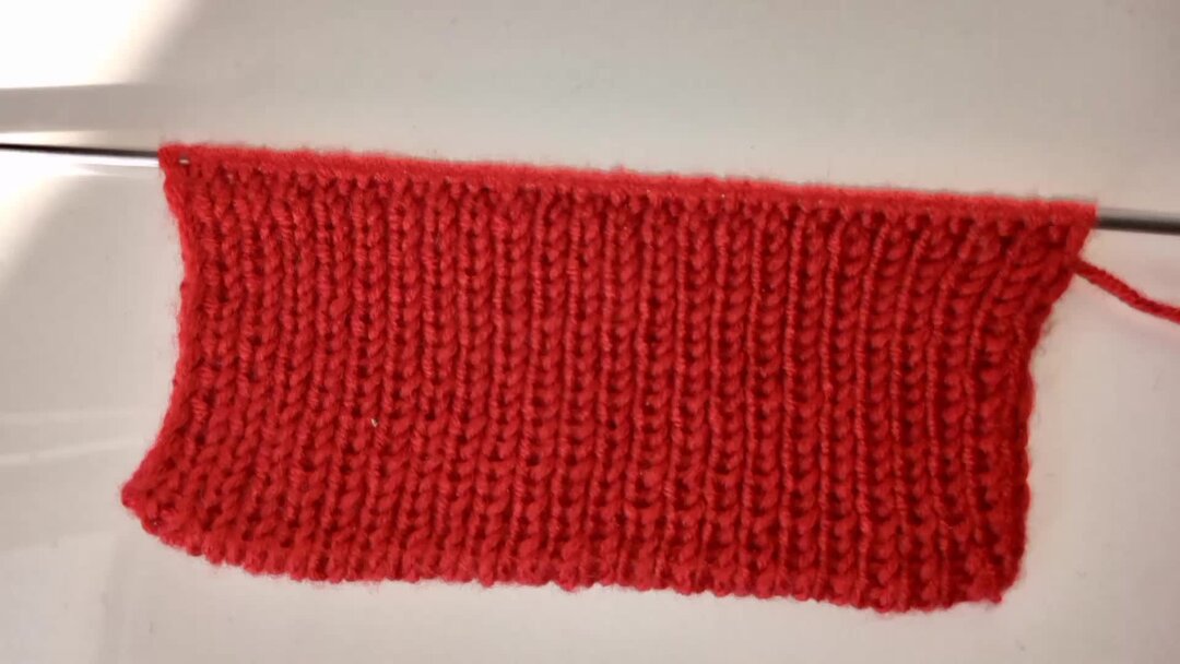 Фабричный край резинки спицами 1х1. Резинка 1х1 спицами красиво поворотными рядами. Ровная резинка 1х1 спицами поворотными рядами. Закрытие петель иглой резинка 1х1. Кеттлевка горловины резинкой 1х1.