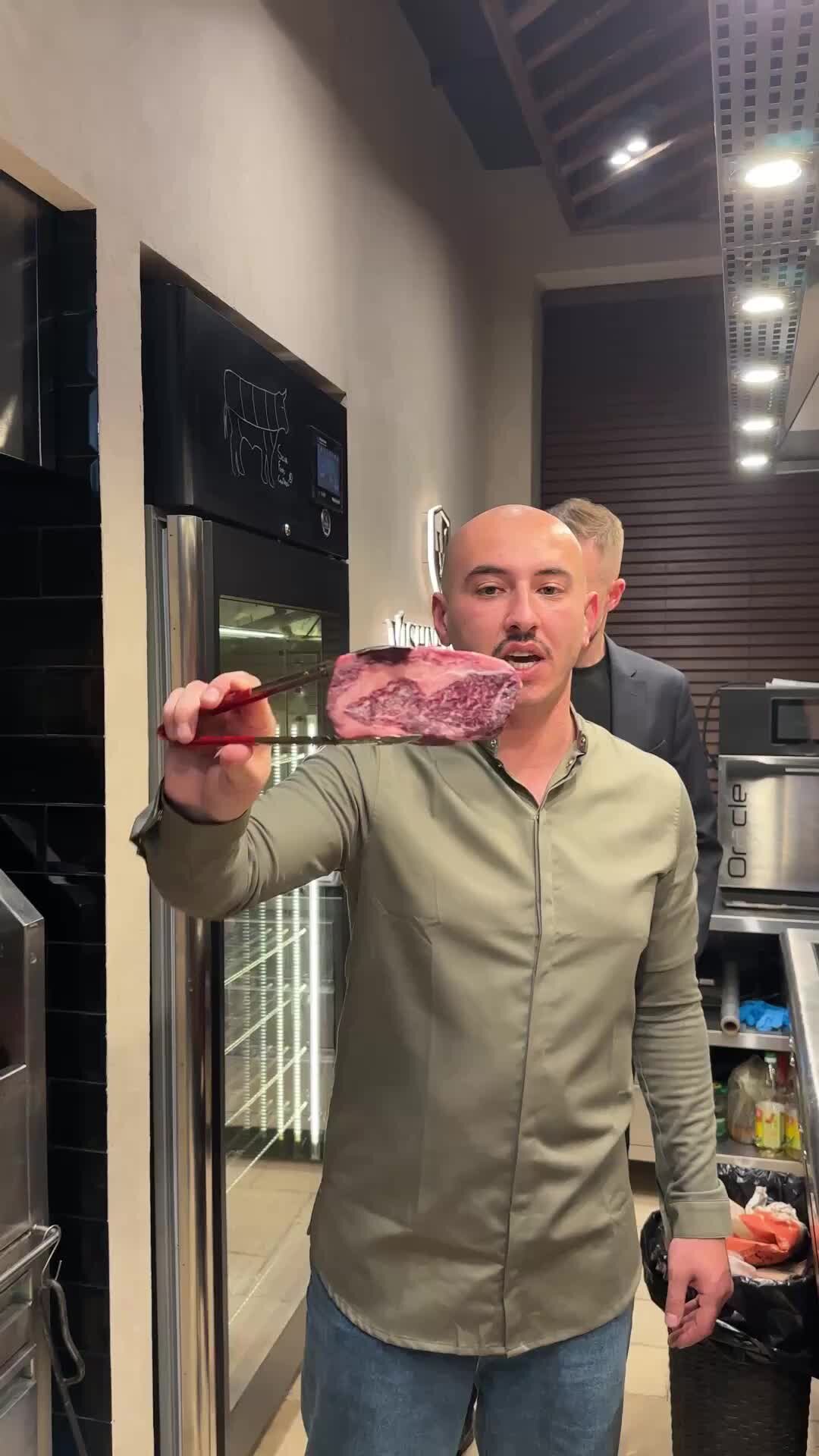 Официант стейк хаус. Стейкс ресторан ленинградское. Официанты ресторана рибай. Стейкс ленинградское шоссе. Рибай ресторан спб.