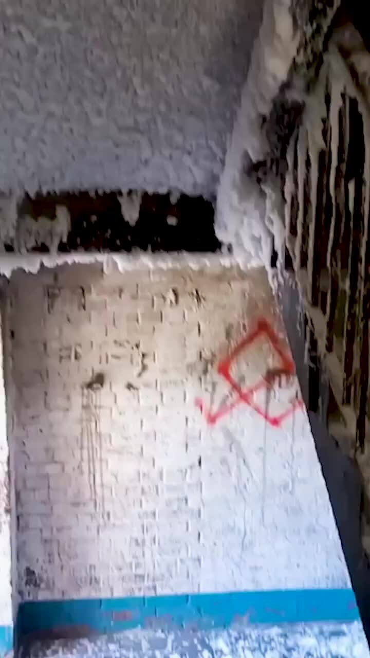 ВЕСТИ | Подъезд дома превратился в ледяную пещеру в Челябинской области ...