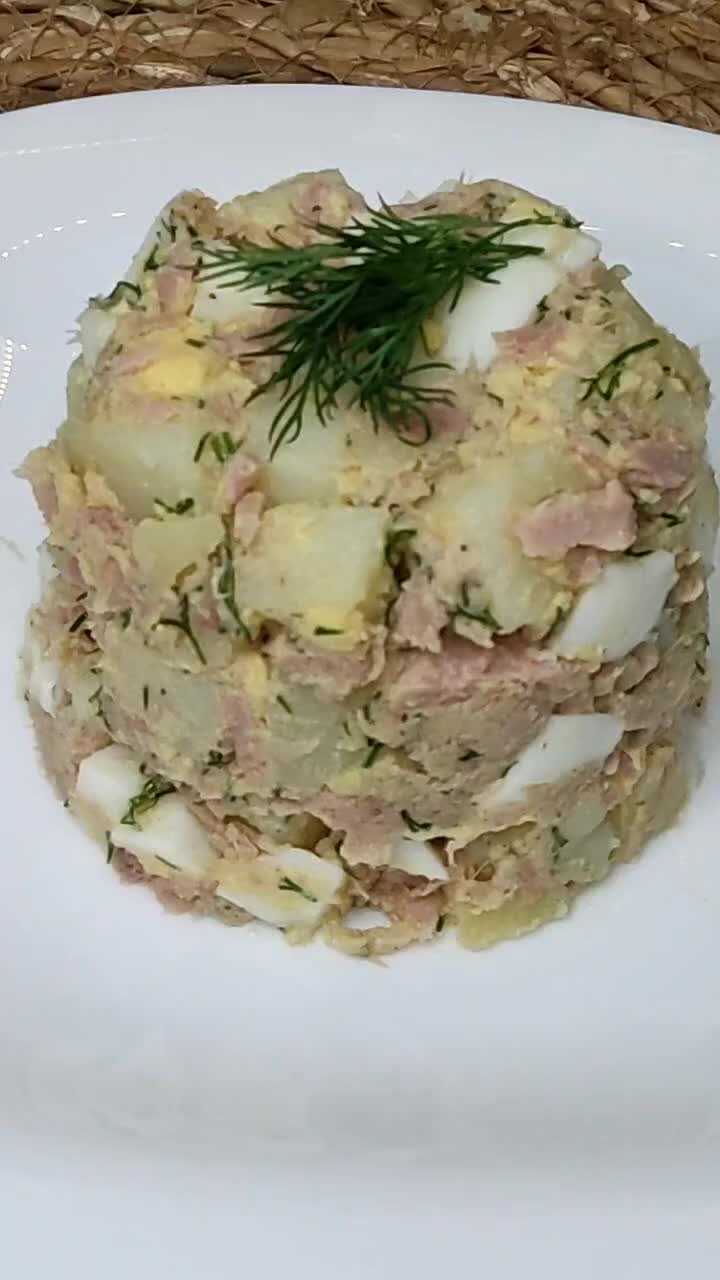 салат картофельный с зеленым луком.