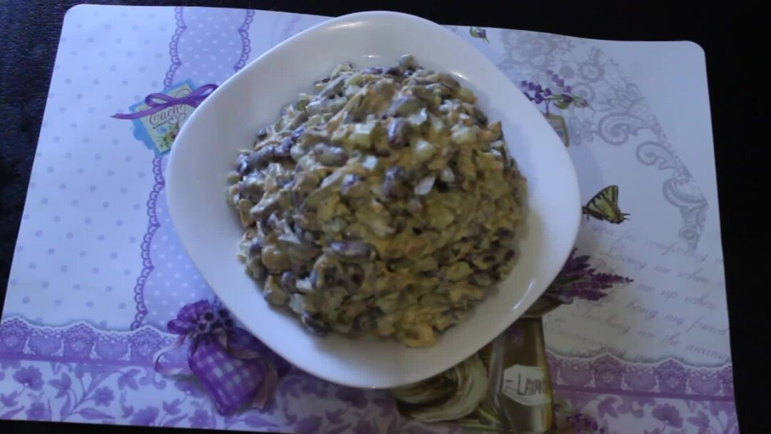 Салат с курой и фасолью