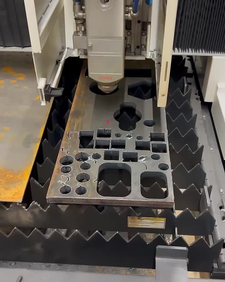 Черное платье с бежевыми туфлями. Туфли к платью цвета шампань. Платье туфли и аксессуары на выпускной. Обувь под черное платье. Проверочное слово к слову вывод.