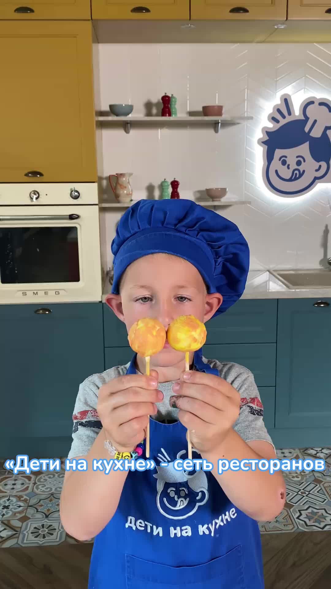 семья обедает в ресторане. детский бранч. семейный ужин в ресторане. Neobio ресторан шанхай. рестораны куда можно с детьми.