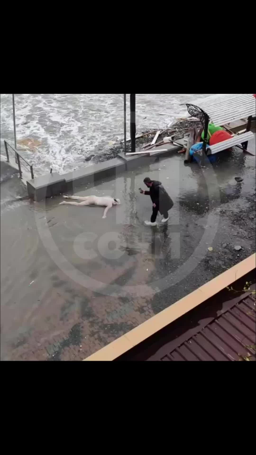 Сочи гибель девушки во время шторма. После шторма выходит солнце.