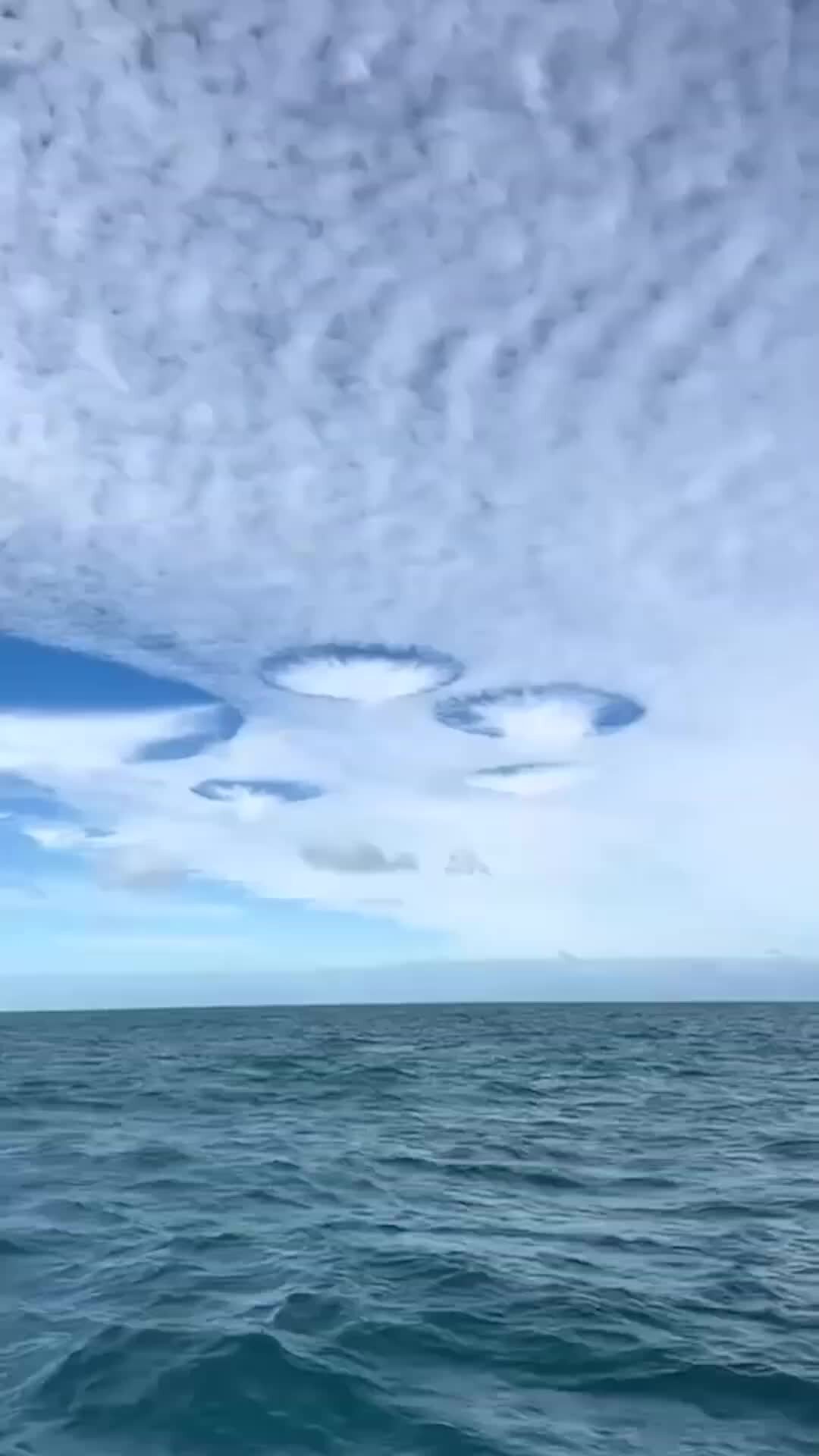 Вымеобразные облака природное явление. Природное явление облака асператус. Огненная радуга природное явление. Линзовые облака в якутии. Явления облаков.