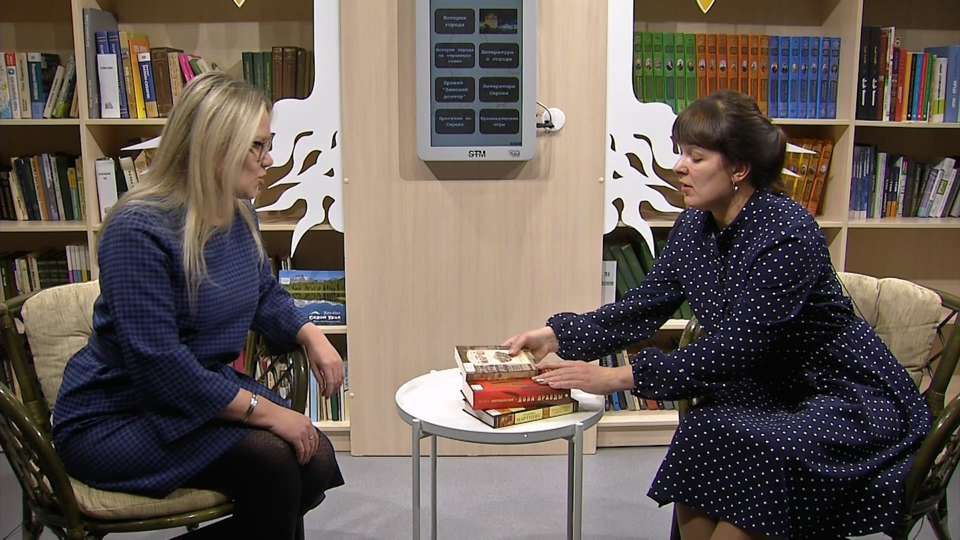 Библиотекарь и компьютер. Библиотека jpg. Книжки в библиотеке в ряд. Необычные библиотеки в россии. В.