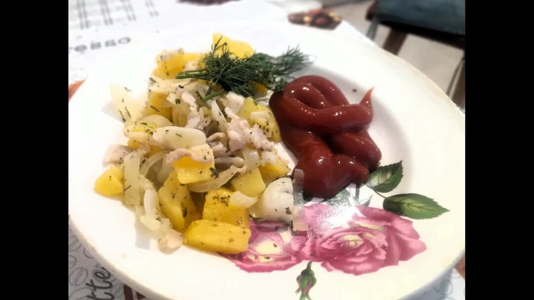 Картофель узнать по картинке. Полезные вещества в картофеле. Картофель в земле. Картошка в кожуре в духовке. Перезрелый картофель.