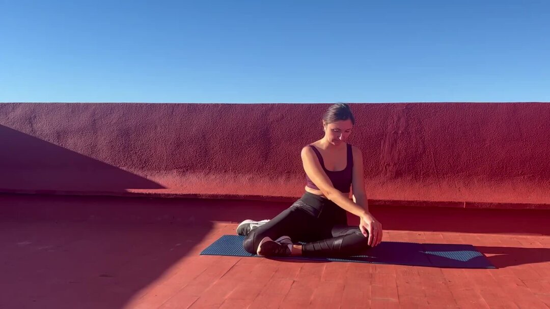 девушка за занавеской. будильник утром. песня для утреннего пробуждения. ранний подъем. девушка и шторы.