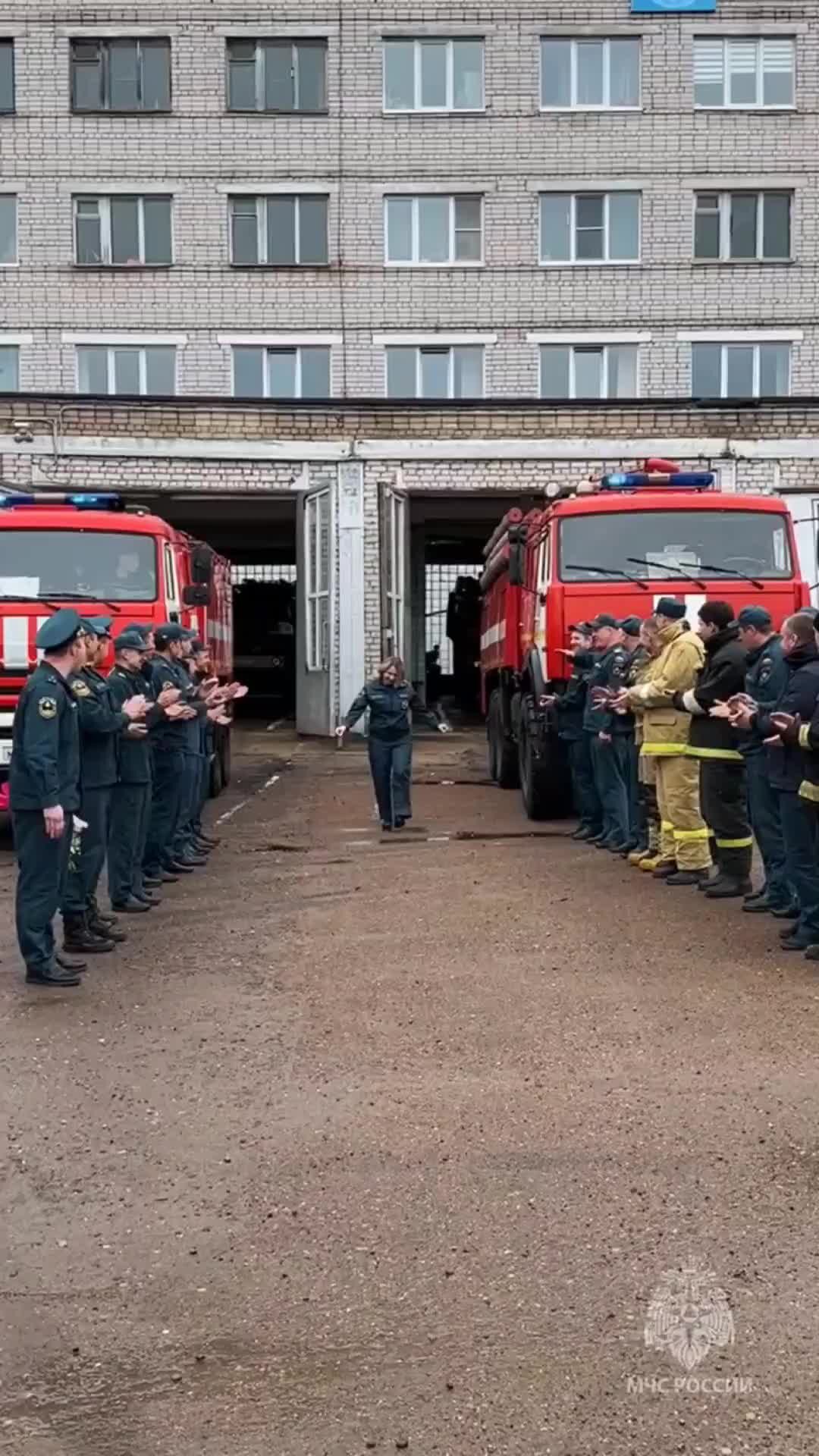 МЧС Архангельск | 🚒Под вой сирен и аплодисменты: в Котласе на заслуженный  отдых проводили диспетчера МЧС России | Дзен