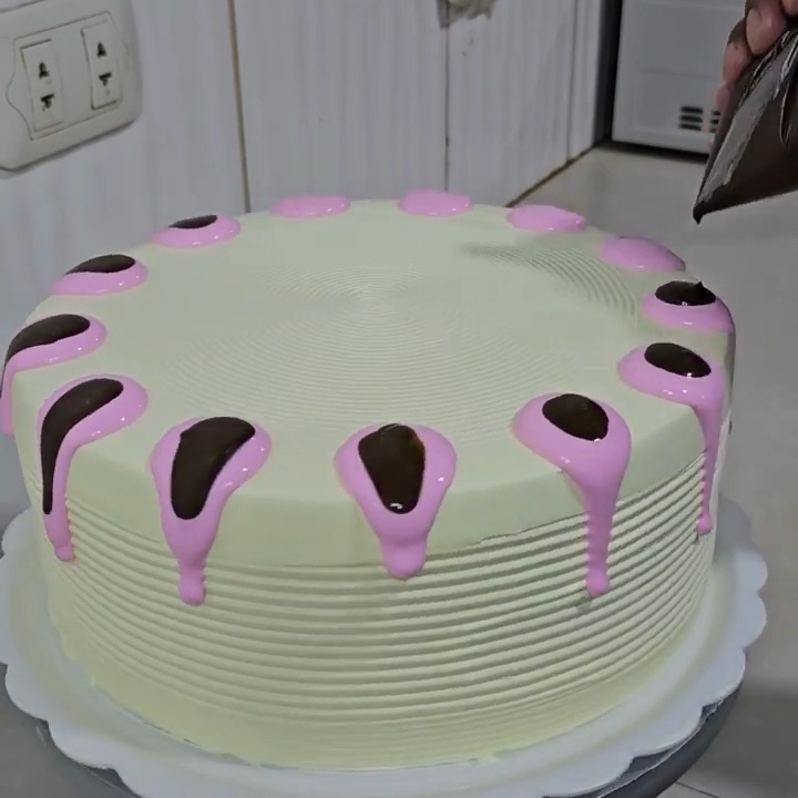 торт с конфетами. торт на 2 годика идея. торт на день рождения 2 года. украшение детских тортиков. торт на два года.