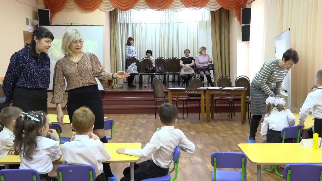 Марафон в детском саду. Марафон в детском саду. Марафон в детском саду. Марафон в детском саду. Дети бегут на стадионе.