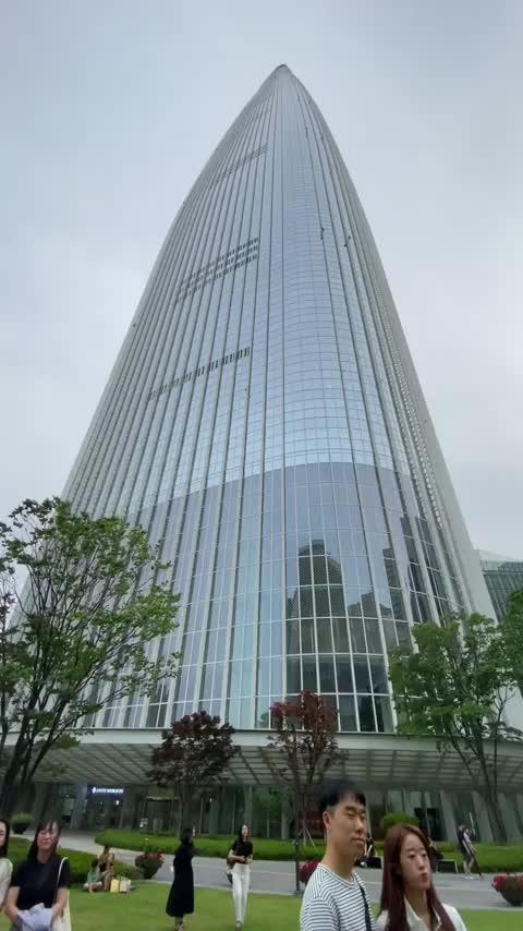 Круглая стеклянная башня. Бизнес здания. Здания с балконом в виде дуги. Майами небоскребы. Небоскреб гонконга скайскрепер.